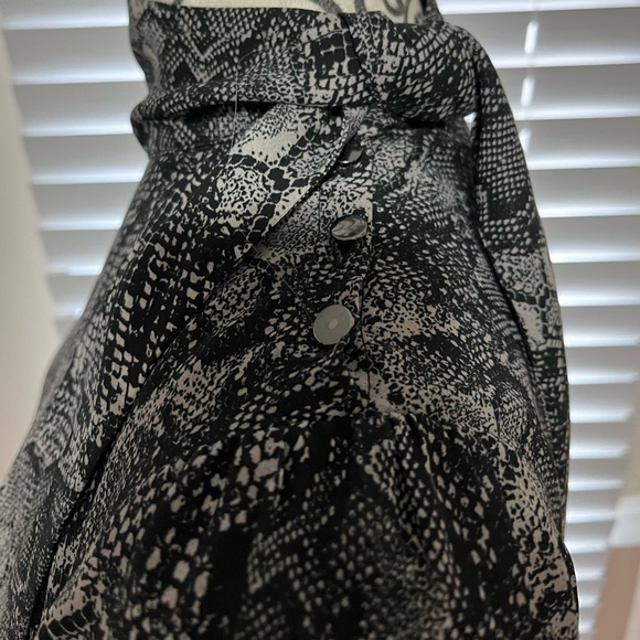 Light weight mock neck snake print dress - Picture 2 of 5